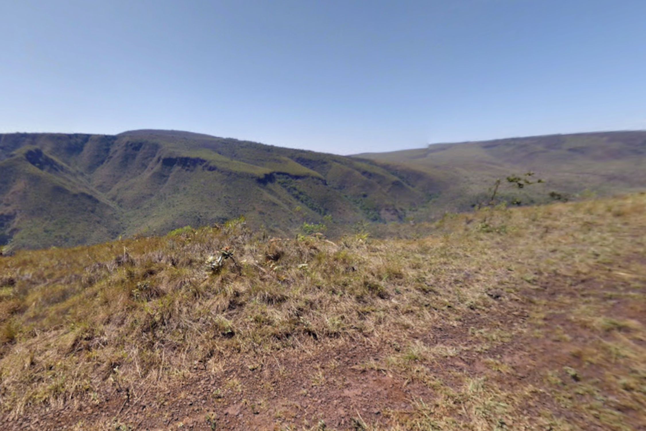 Carro cai em ribanceira na Serra do Rola-Moça e bombeiros mobilizam resgate de motorista
