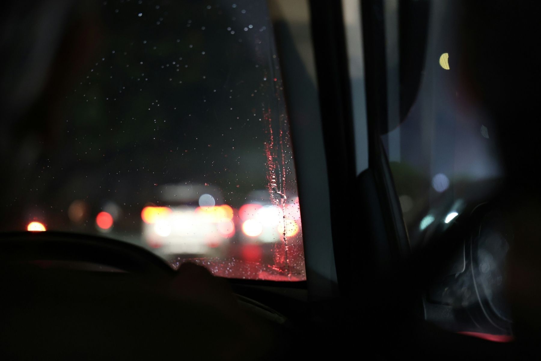 Vinagre com água no para-brisa: para que serve e por que motoristas recomendam usar à noite