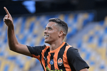 Pedrinho, ex-Atlético, comemora gol pelo Shakhtar Donetsk