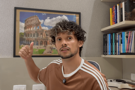Gustavo Scarpa, meia do Atlético, em resenha de livros no seu canal do YouTube