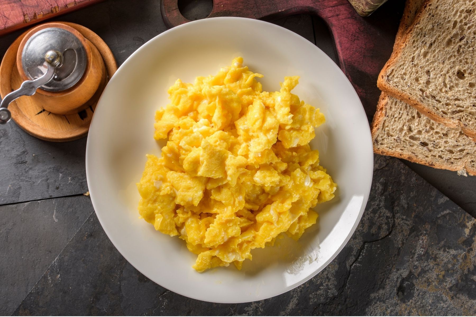 Cozinheiros ensinam: use 20 gramas de manteiga para ovos mexidos cremosos