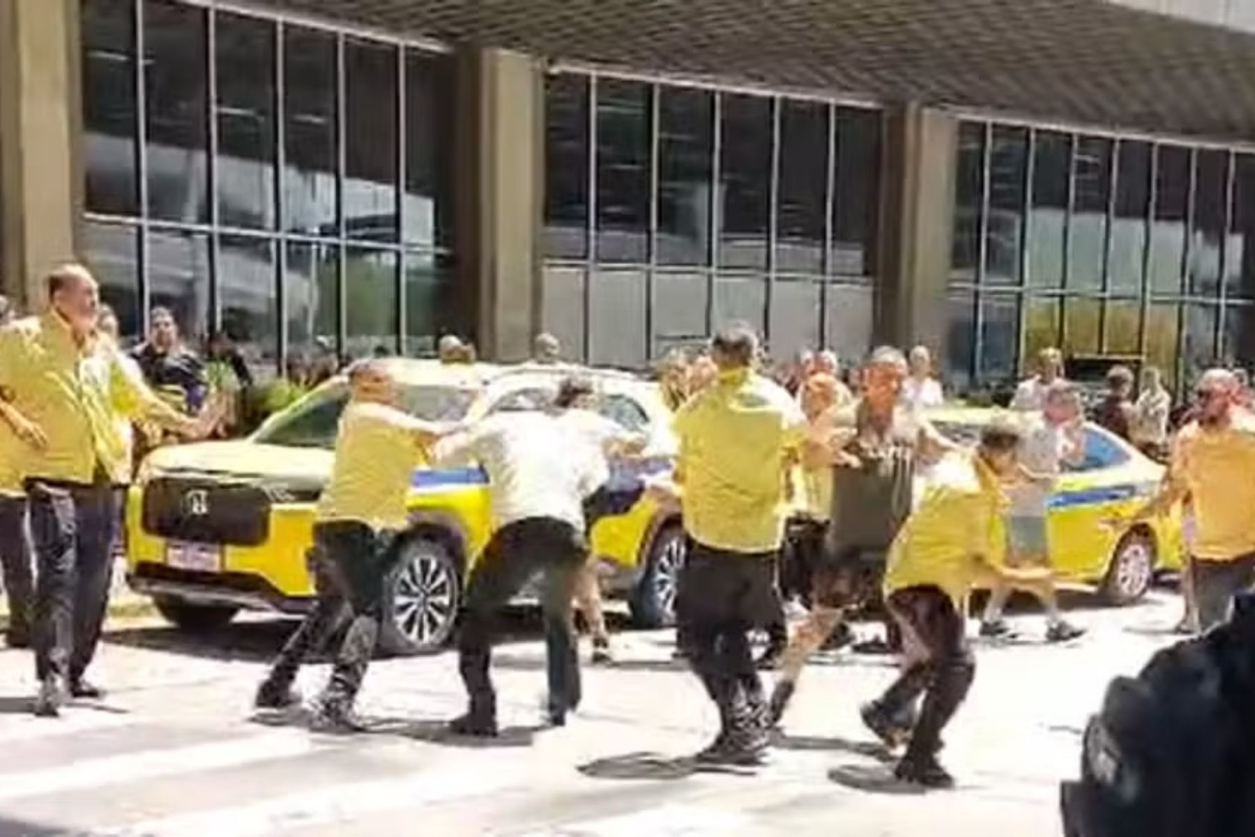 Taxistas trocam socos em briga generalizada no Aeroporto do Galeão; veja vídeo