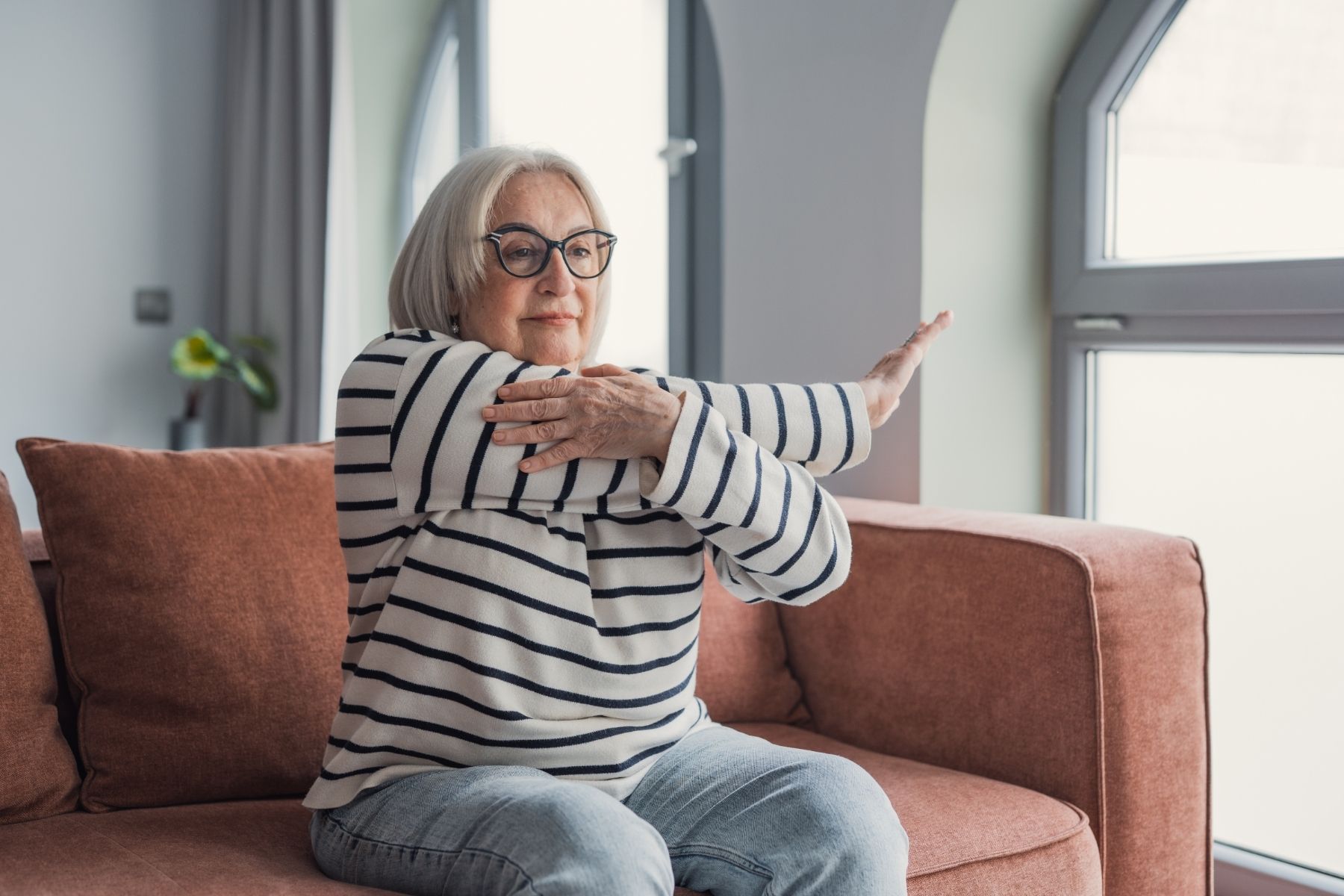Confira 8 exercícios para pessoas de 50 e 60 anos fazerem em casa e ativarem todo o corpo