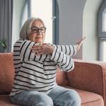 Confira 8 exercícios para pessoas de 50 e 60 anos fazerem em casa e ativarem todo o corpo