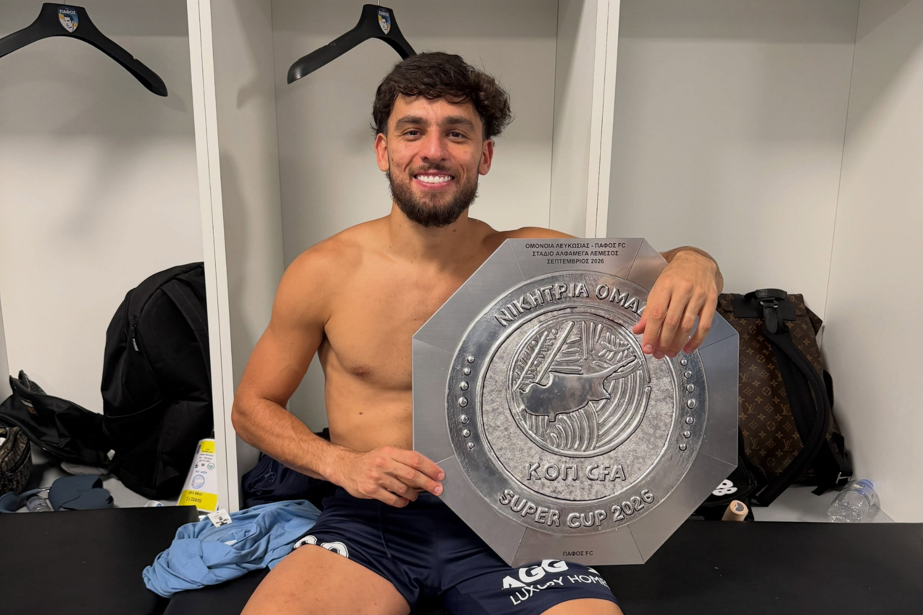 'Vilão' em final da Sul-Americana, ex-Atlético celebra terceiro título na Europa