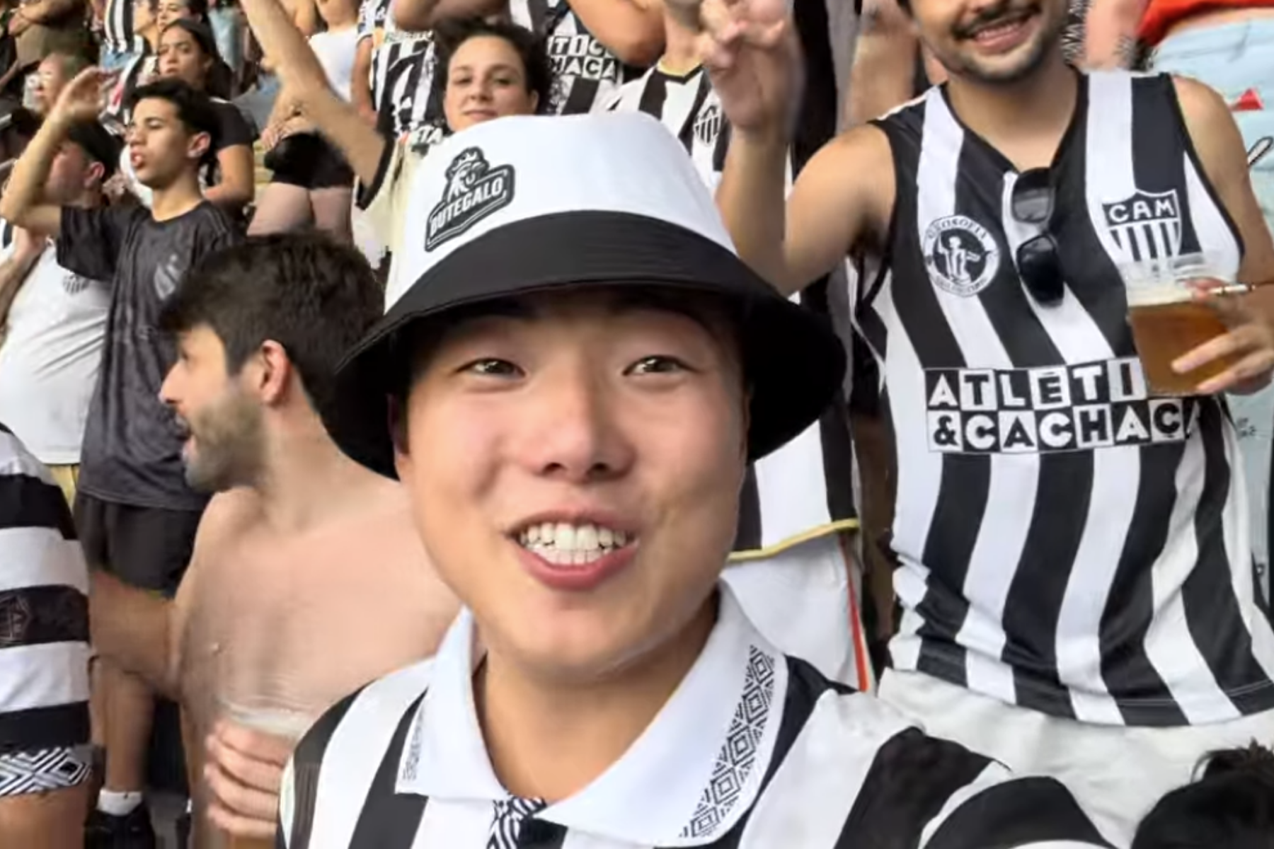 Influenciador japonês se impressiona em jogo do Atlético na Arena MRV: 'Agora sou Galo'