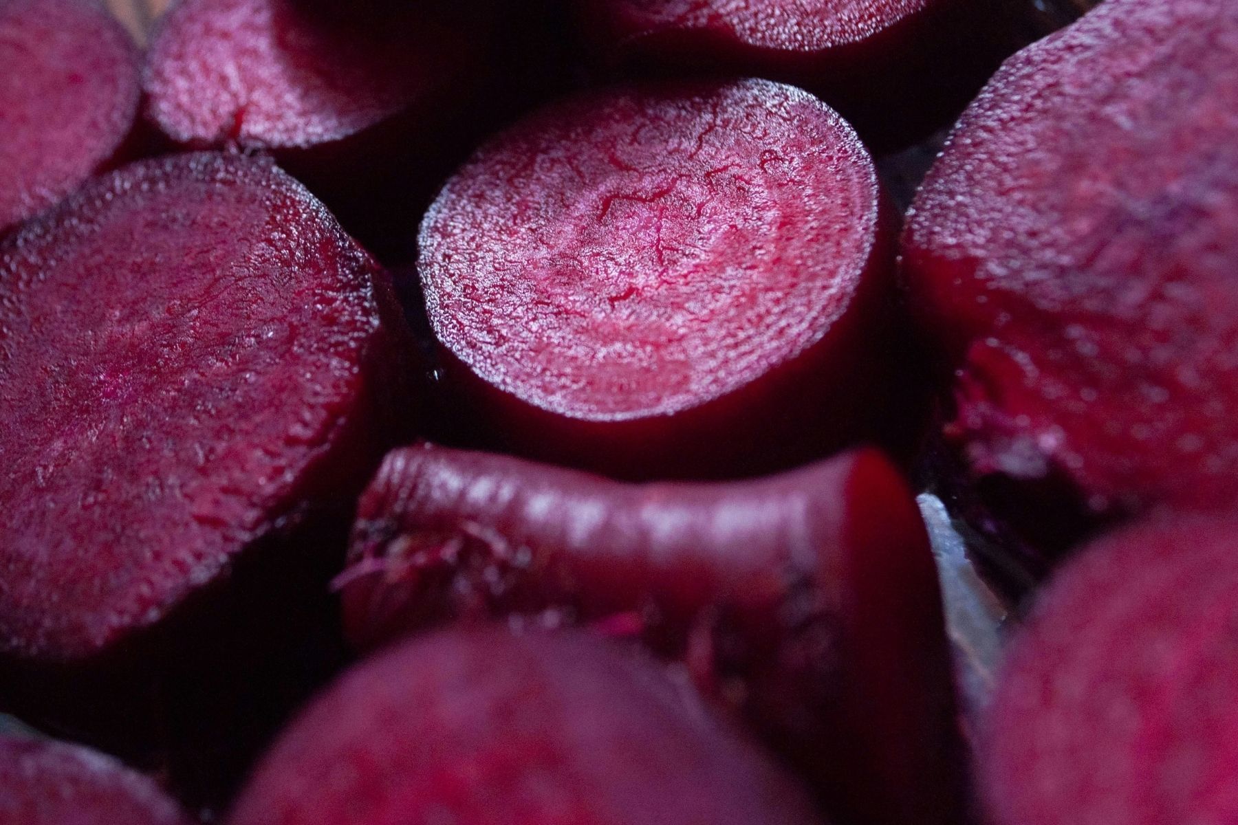 Pare de cozinhar beterraba na panela de pressão: os chefs concordam que esse é o melhor jeito de cozinhar o legume