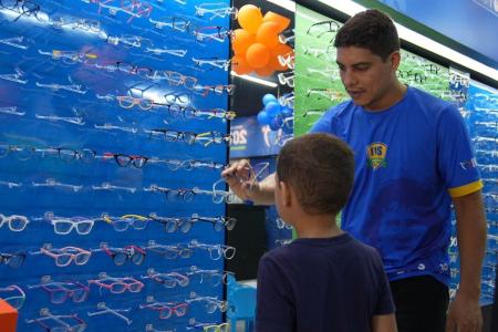 'Criança de Visão' leva atendimento oftalmológico e armações gratuitas a 10 mil crianças no Brasil