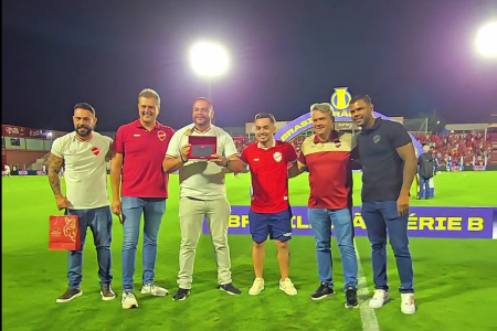Hugo Sérgio, narrador da Itatiaia, recebe homenagem do Vila Nova antes de jogo da Série B