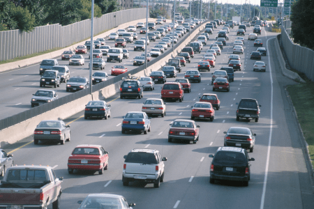 Réu danificou inicialmente o retrovisor do veículo da vítima e, mais adiante, colidiu contra a traseira do carro enquanto aguardavam em um semáforo