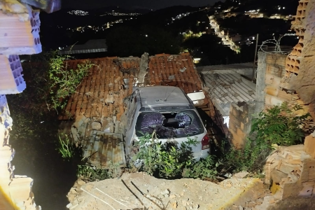 Informações preliminares indicam que veículo bateu em muro e, em seguida, atingiu a casa