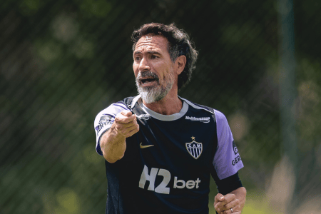 Técnico Eduardo Domínguez no comando do treino do Atlético na Cidade do Galo