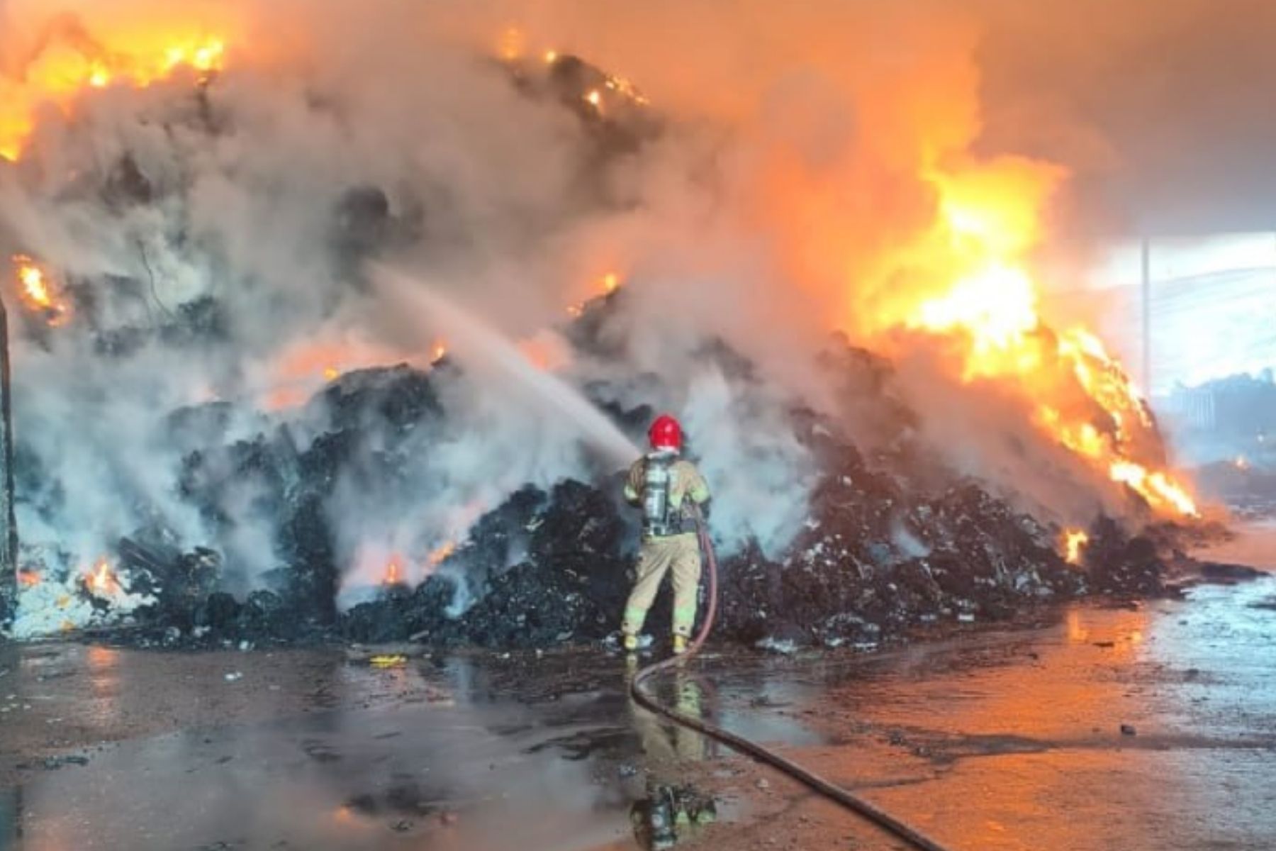 Incêndio atinge galpão de empresa de recicláveis em Betim, na Grande BH