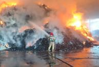 Incêndio atinge galpão de empresa de recicláveis em Betim, na Grande BH