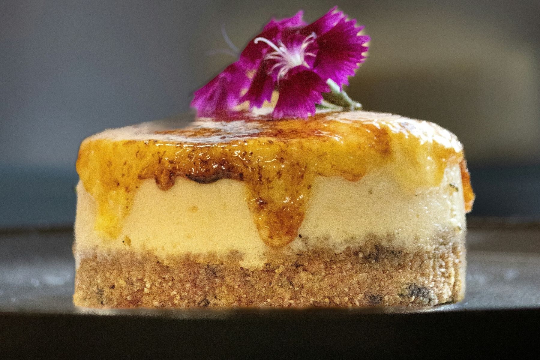 Pavê de maracujá 'preguiçoso': sobremesa simples de preparar leva apenas 4 ingrediente e fica deliciosa