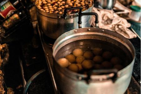 Batatas na panela com água