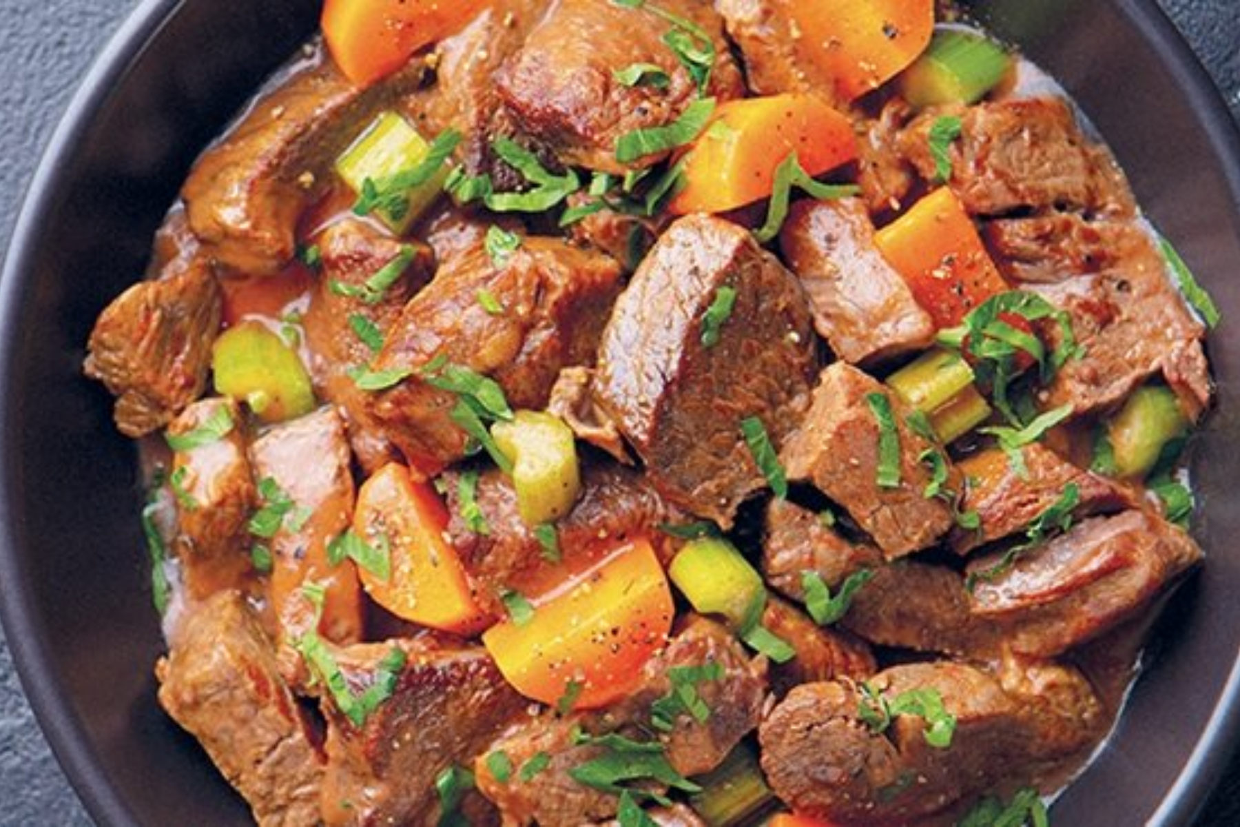 Carne estufada à moda antiga que se desfaz à colher: segredos da receita da avó