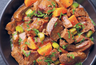 Carne estufada à moda antiga que se desfaz à colher: segredos da receita da avó