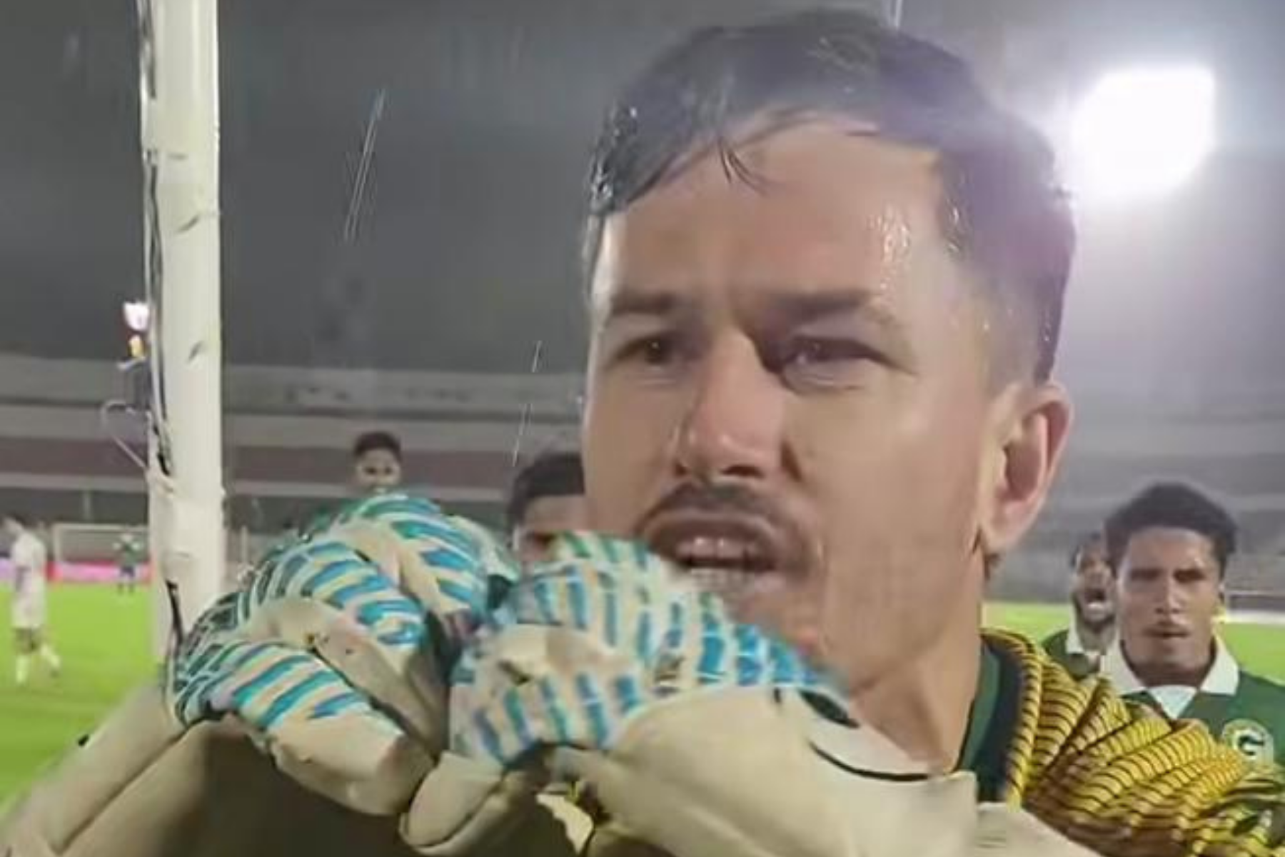 Com gol de goleiro, Goiás vence Botafogo-SP de virada pela Série B do Brasileiro