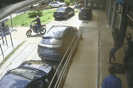 Movimentação na barbearia, localizada no bairro Castelo, após roubo de corrente de ouro avaliada em R$ 50 mil