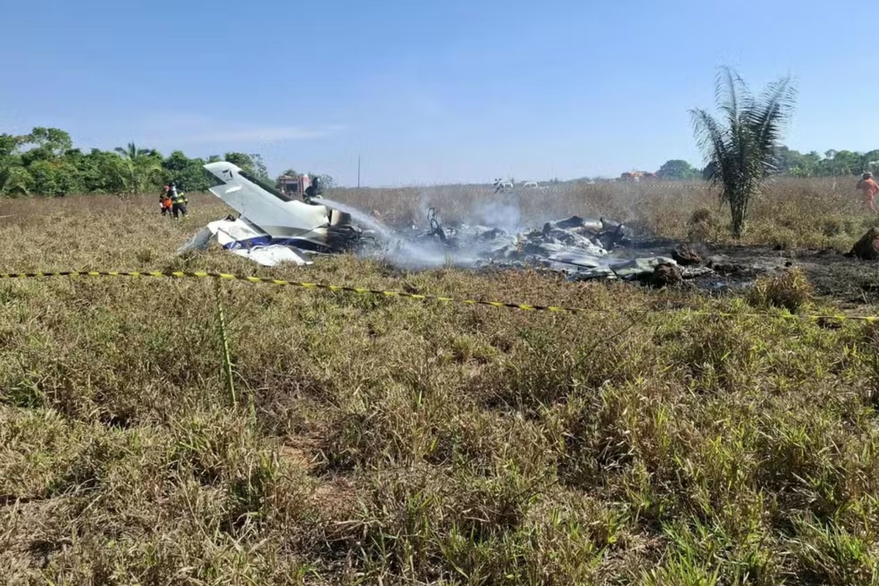 Avião de pequeno porte cai e três pessoas morrem em área rural de MT