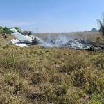 Avião de pequeno porte cai e três pessoas morrem em área rural de MT
