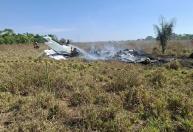 Avião de pequeno porte cai e três pessoas morrem em área rural de MT