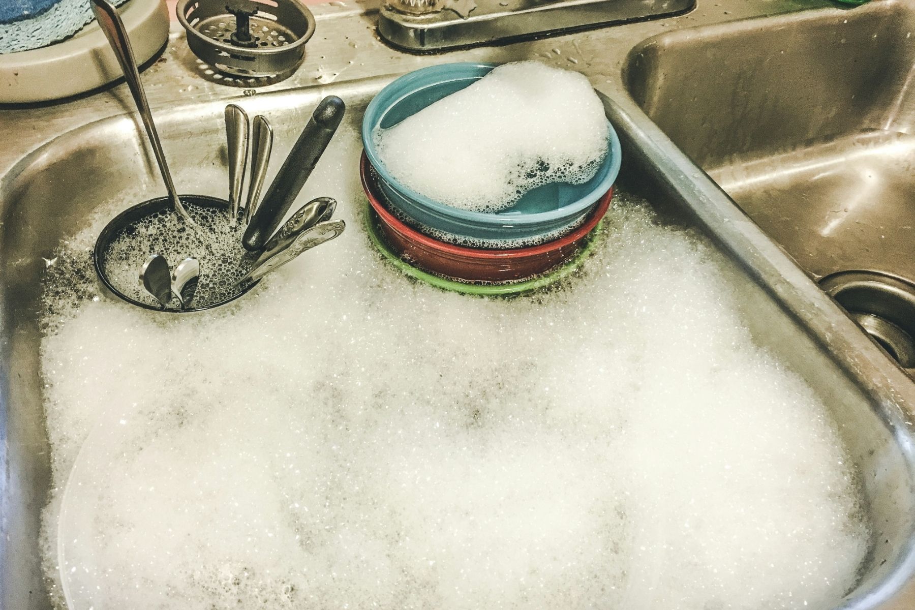 O que diz a psicologia sobre quem lava a louça enquanto prepara a comida