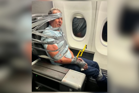 Dois passageiros que estavam sentados duas fileiras à frente do homem disseram à TV CBS que intervieram para ajudar a contê-lo usando fita adesiva e abraçadeiras de plásticos, fornecidas por uma comissária de bordo