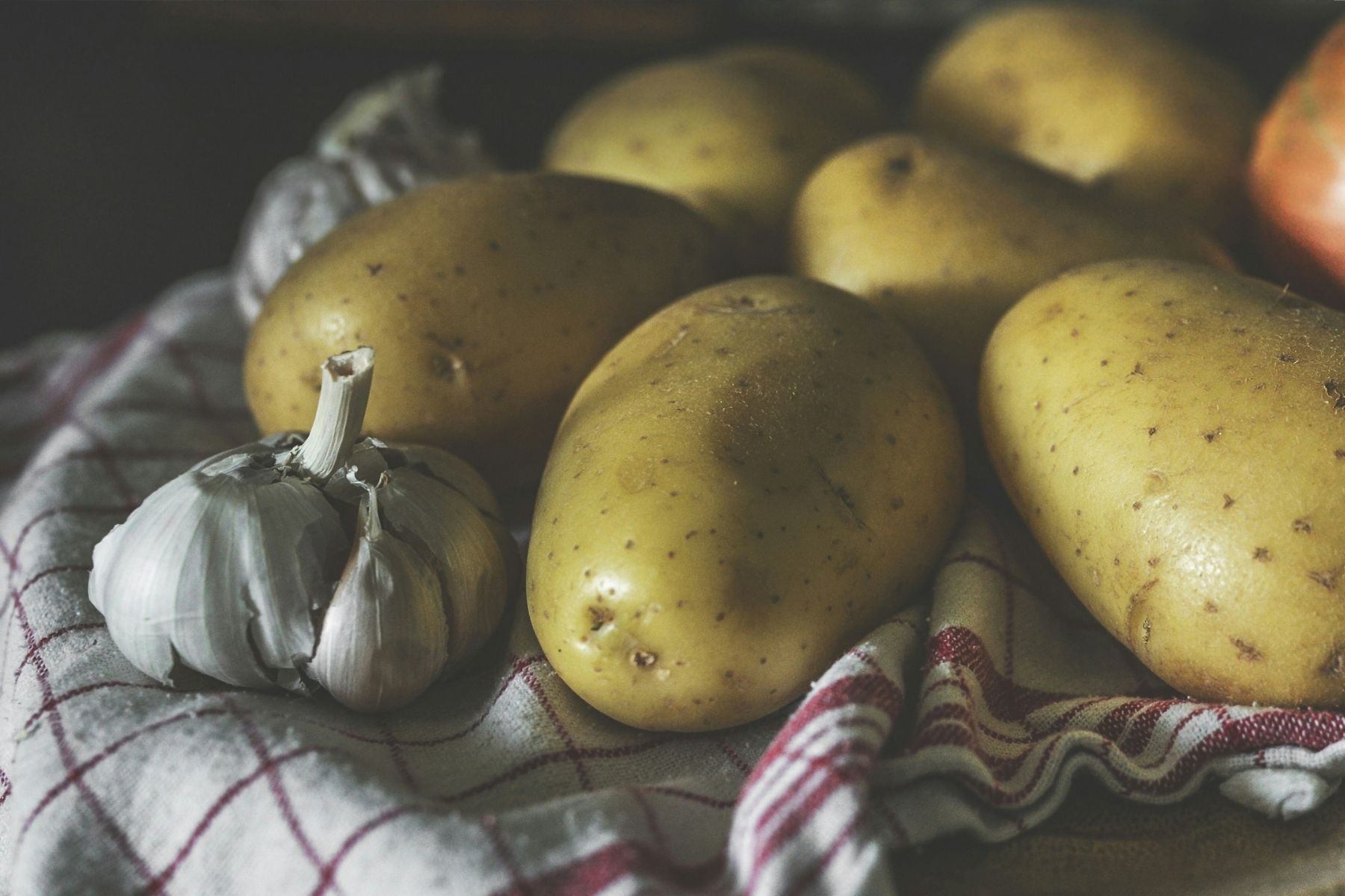 Os cozinheiros concordam: 'Para deixar as batatas cozidas mais saborosas, adicione duas folhas de louro e um dente de alho'