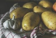 Os cozinheiros concordam: 'Para deixar as batatas cozidas mais saborosas, adicione duas folhas de louro e um dente de alho'