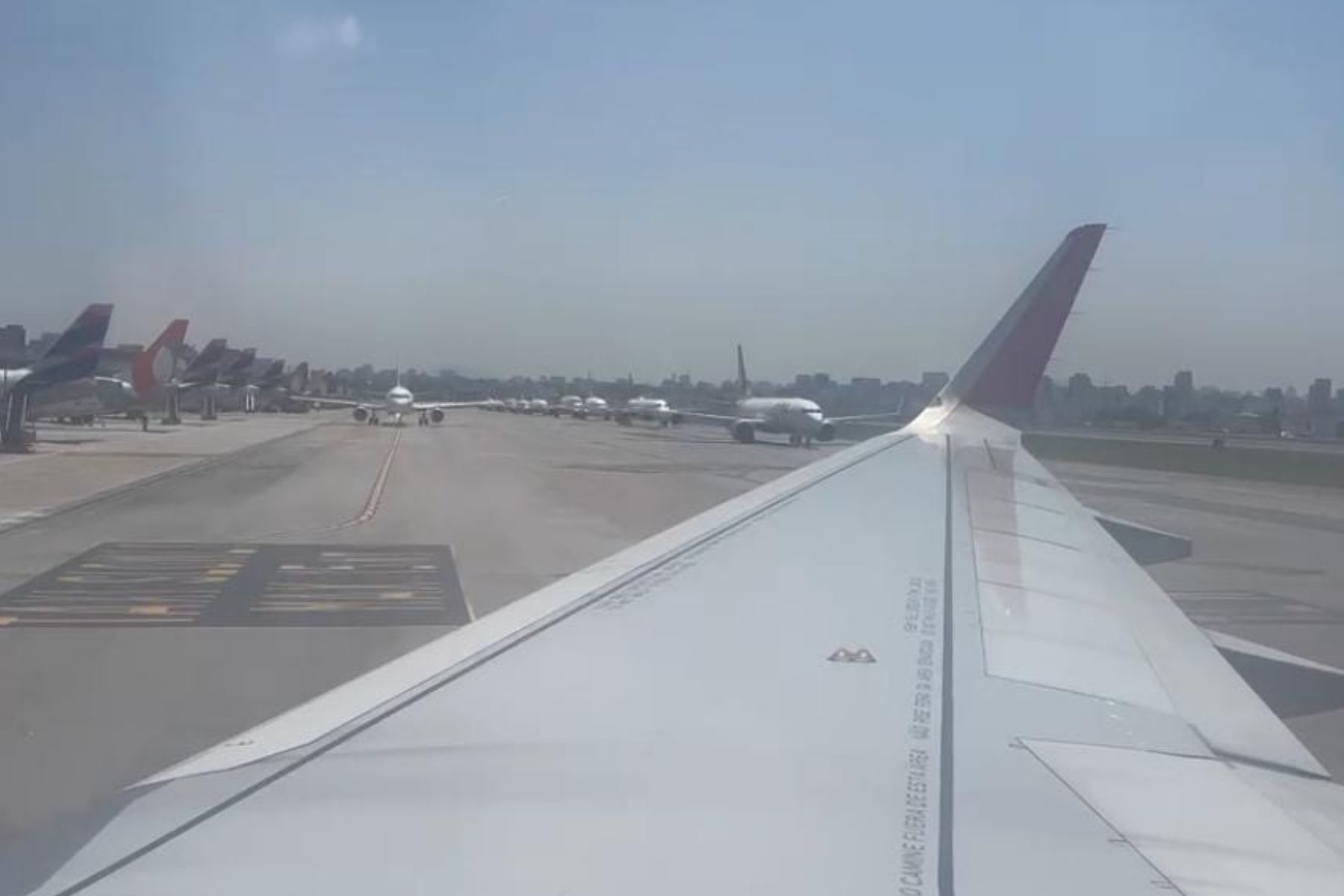 Atrasos e cancelamentos de voos provocam fila de aviões em Congonhas