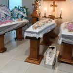 Cachorrinha é velada ao lado de pai e filhas, vítimas de grave acidente no MS; veja fotos