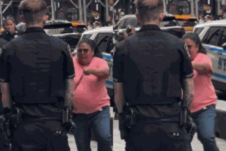 Momento em que a mulher parte para cima dos policiais, após esfaquear duas pessoas • Reprodução/Redes Sociais