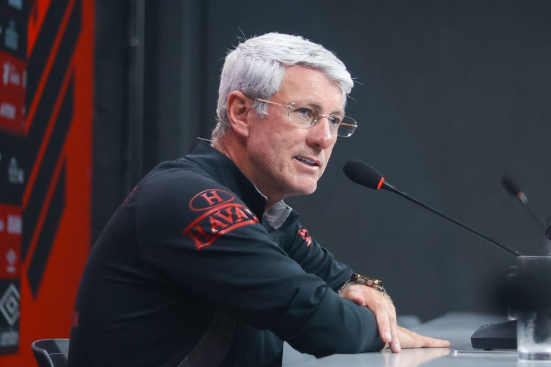 Odair, do Athletico-PR, manda recado sobre falhas de Santos e titularidade contra Cruzeiro
