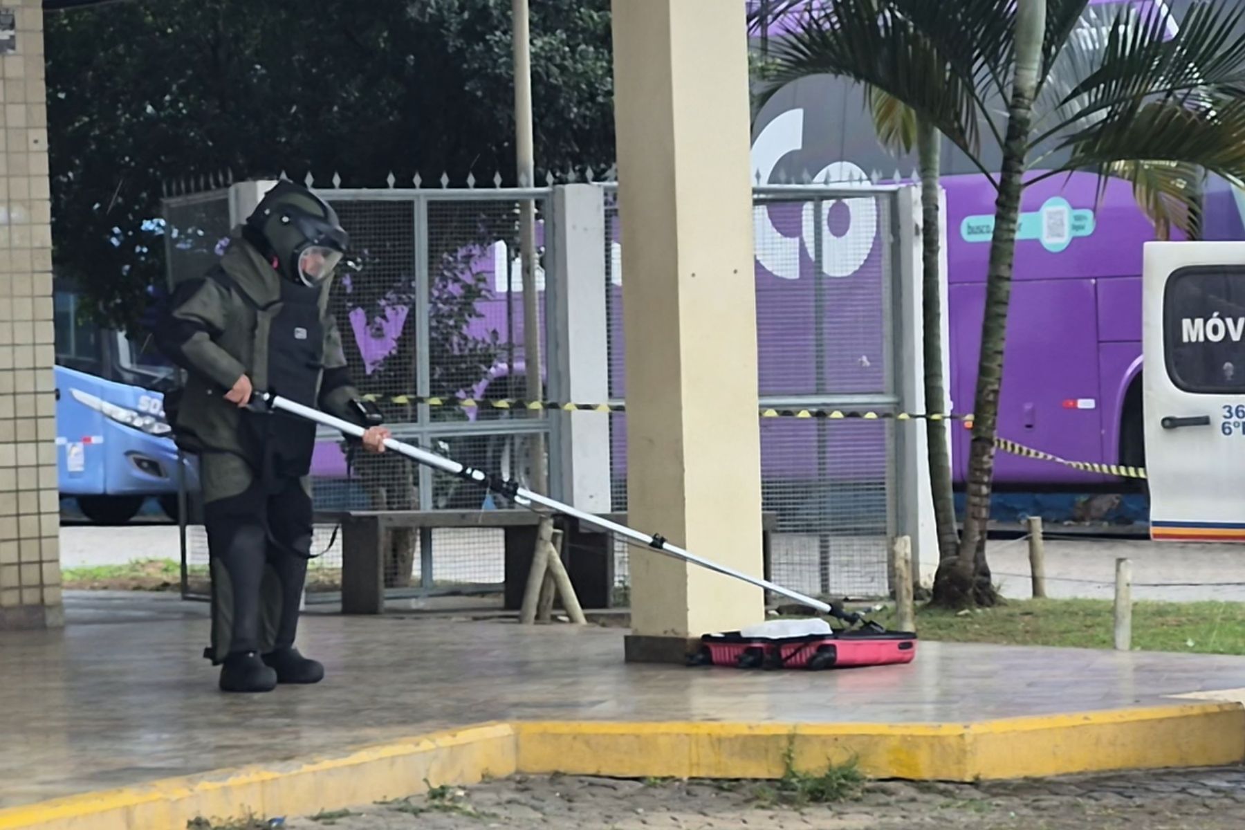 Polícia prende homem que levava granadas e drogas dentro de mala em ônibus em MG