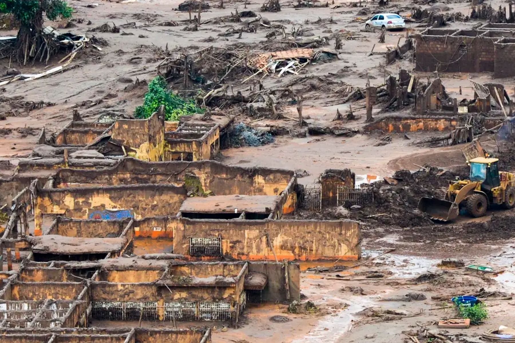 Justiça Federal condena Samarco e três engenheiros por rompimento de barragem em Mariana
