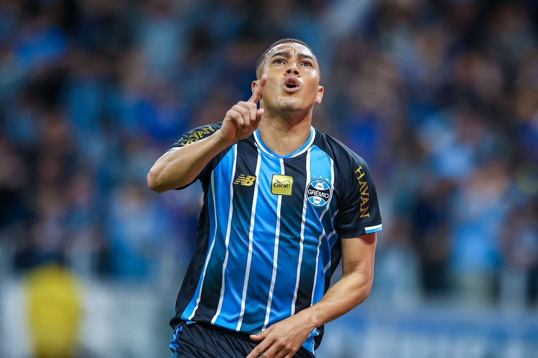 Carlos Vinicius é direto sobre renovação de contrato com o Grêmio