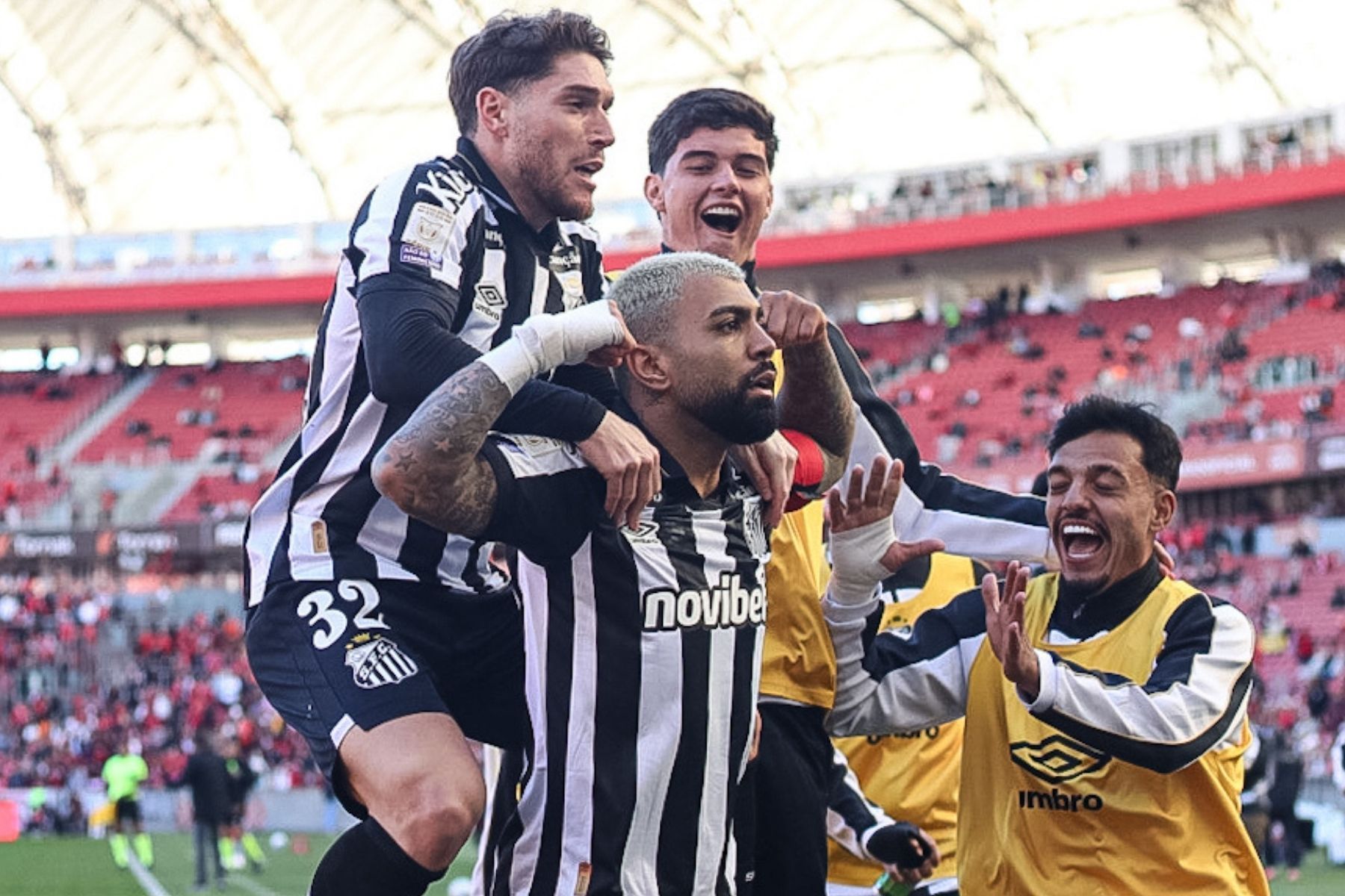 Gabigol brilha, Santos bate Inter no Beira-Rio e afunda rival no Z4 do Brasileiro