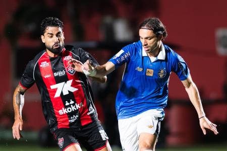 Brítez, do Vitória, e Krovinovic, do Grêmio • Celio Gil / Grêmio