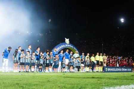 Grêmio e Vitória perfilados antes do jogo • Celio Gil / Grêmio