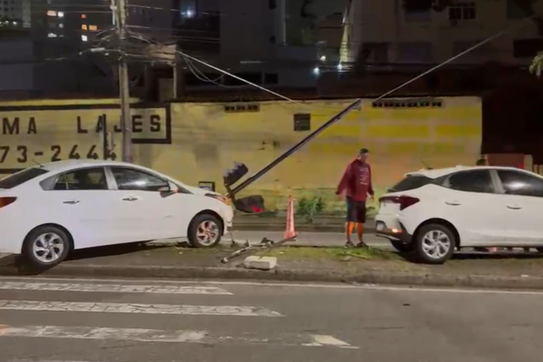 Batida entre dois carros derruba semáforo e complica trânsito em BH