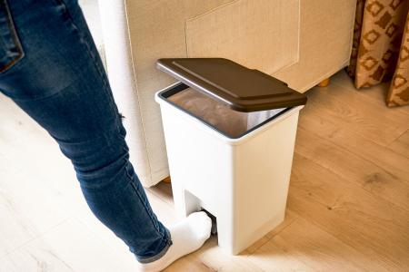 Onde colocar a lixeira na cozinha para facilitar o dia a dia e evitar deslocamentos