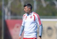Na berlinda, Pezzolano tem problemas para escalar Internacional contra a Chape