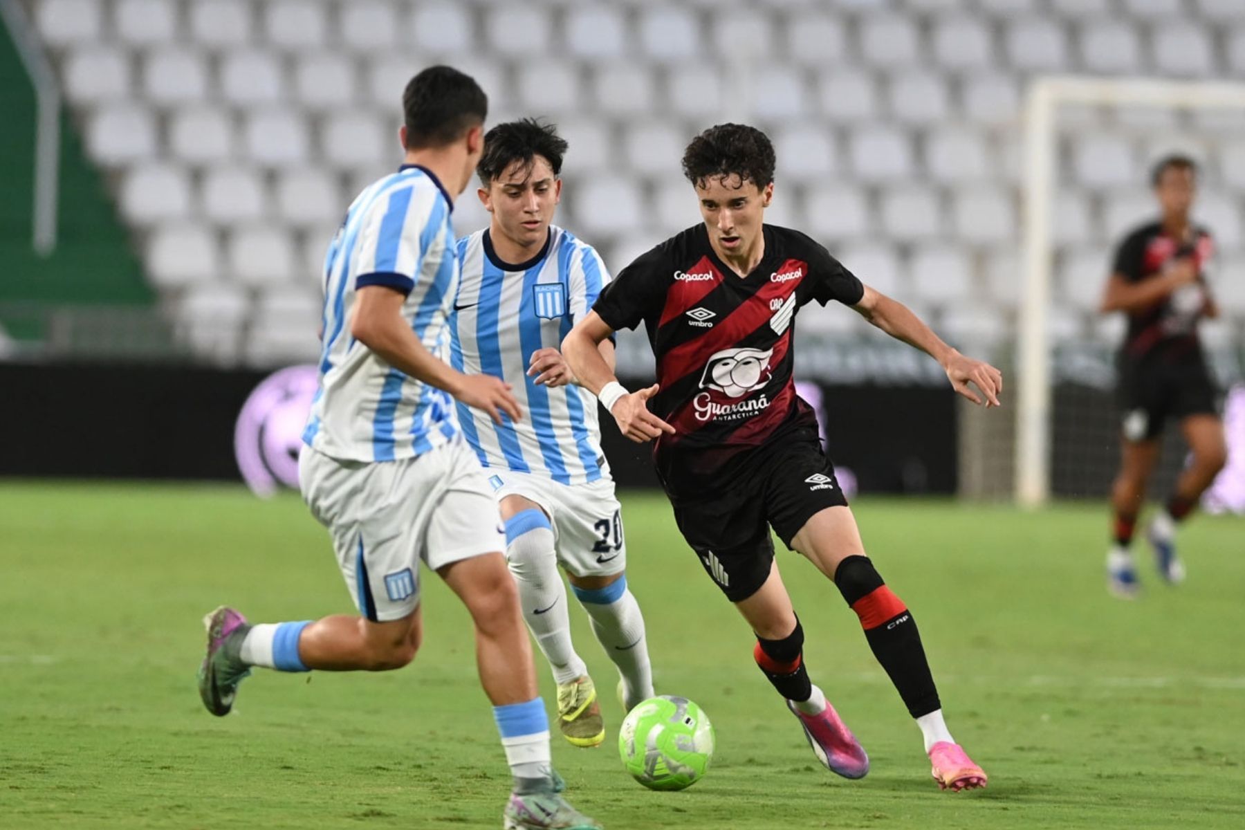 Nos pênaltis, Athletico-PR bate Racing e conquista o título do Mundial Sub-17