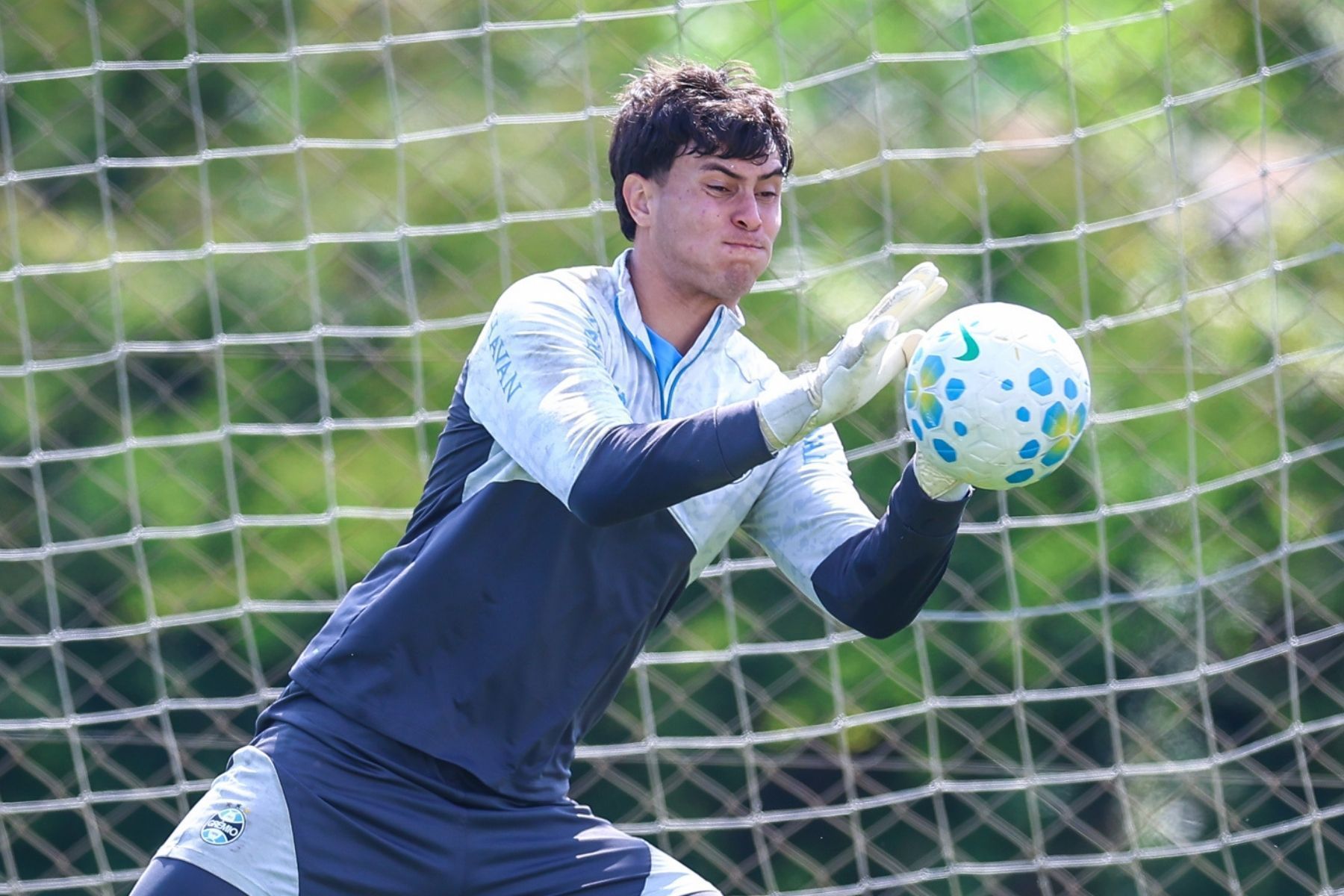 Quem é Gabriel Menegon, goleiro do Grêmio de 17 anos chamado por Ancelotti