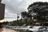 Chuva e máxima de 33°C: veja previsão do tempo para BH neste sábado (12)