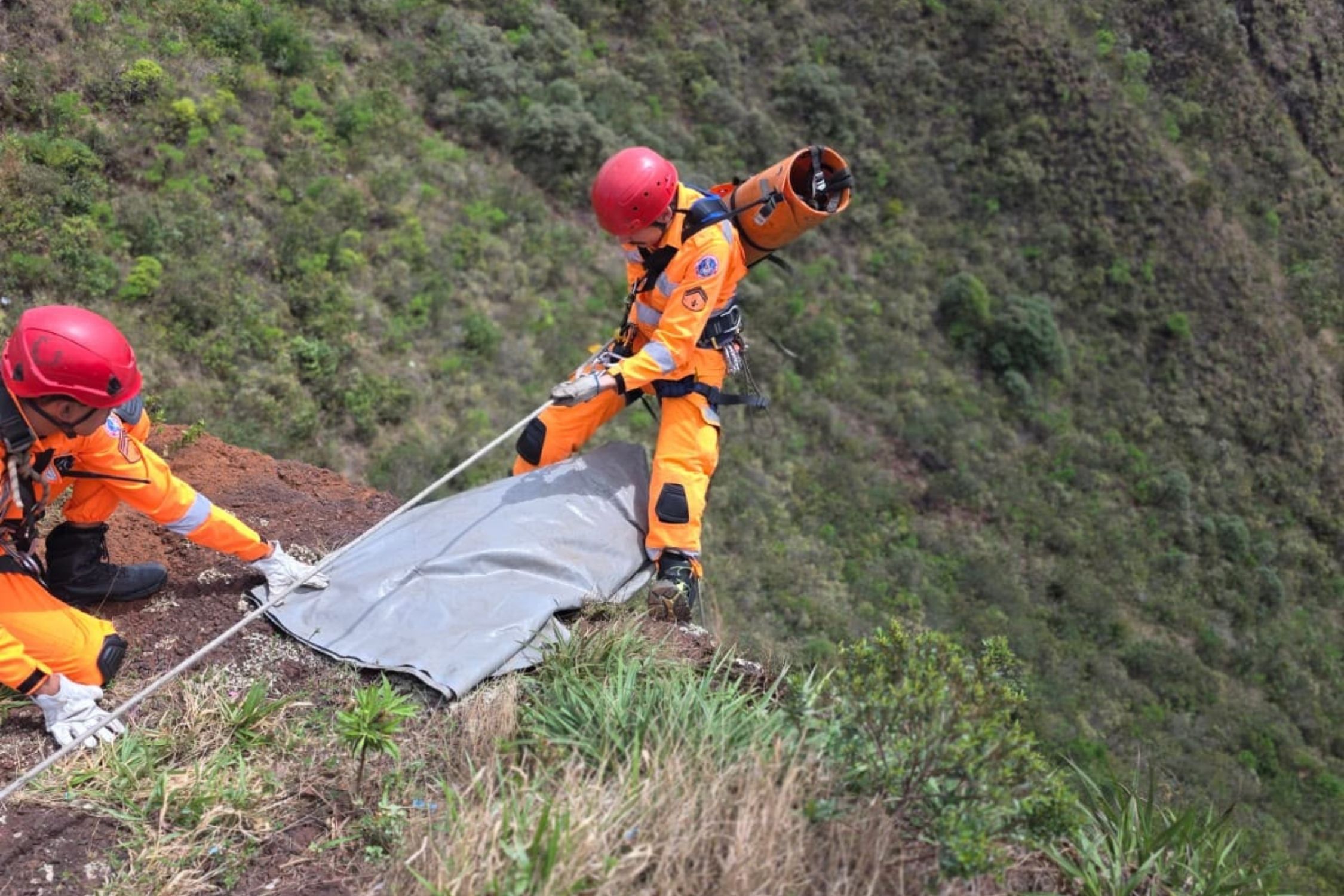 Carro cai em ribanceira na Serra do Rola-Moça e bombeiros resgatam corpo de motorista