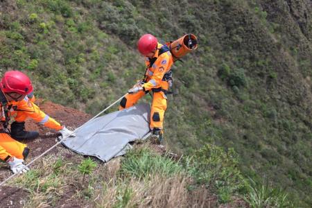 Carro cai em ribanceira na Serra do Rola-Moça e bombeiros mobilizam resgate de motorista