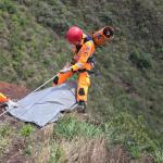 Carro cai em ribanceira na Serra do Rola-Moça e bombeiros resgatam corpo de motorista